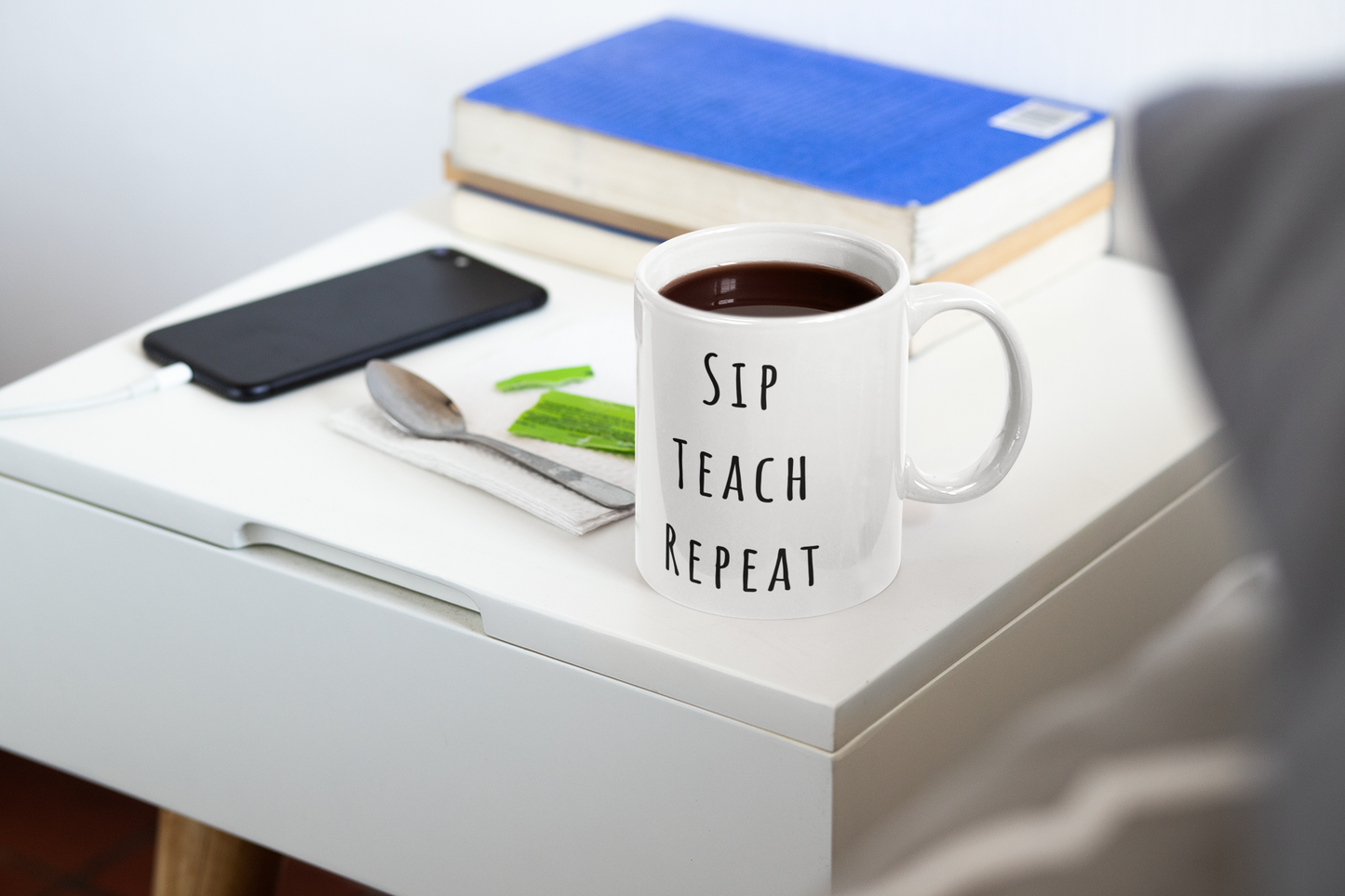 🍎 'Sip Teach Repeat' Teacher Mug 📚 | 11oz Ceramic | Celebrate Educators Every Morning | Perfect Coffee Companion