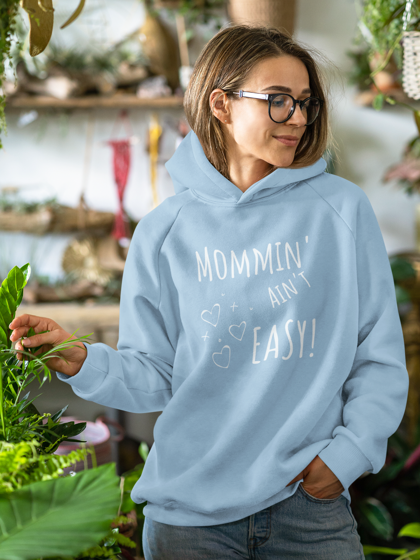 MOMMIN' AIN'T EASY! - Women's Premium Cozy Hoodie for Moms